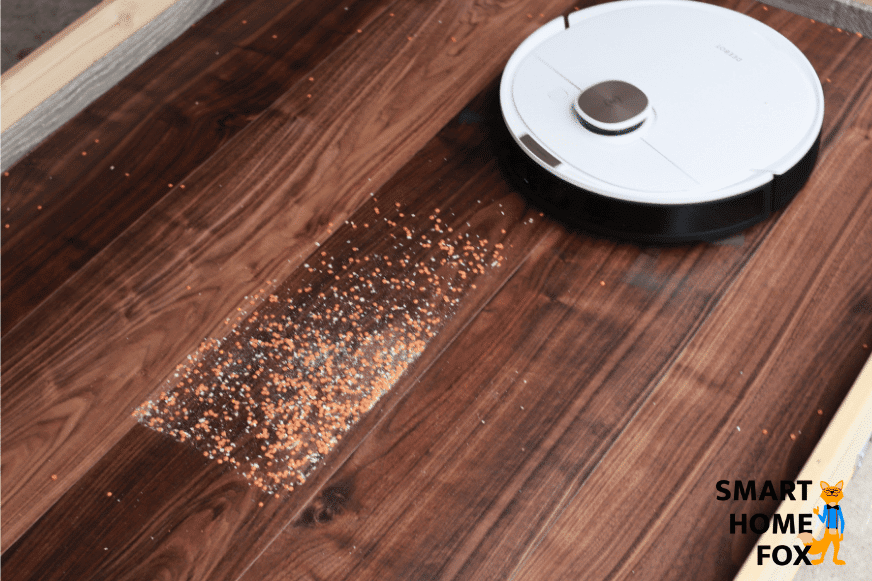 Ecovacs Deebot OZMO T8 всасывает чечевицу на твердом полу.